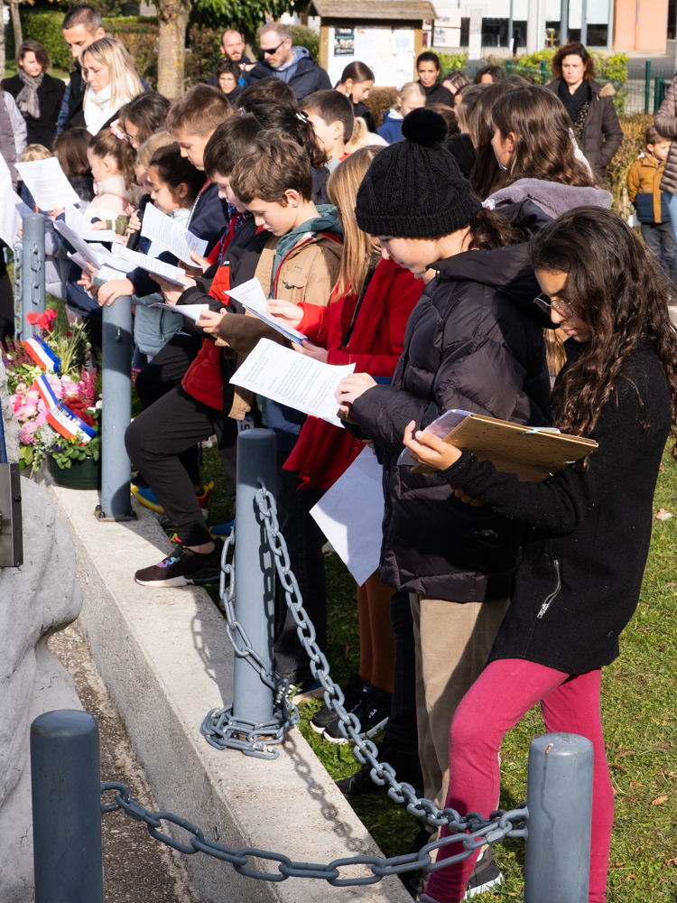 photo des enfants lisant les lettres des poilus