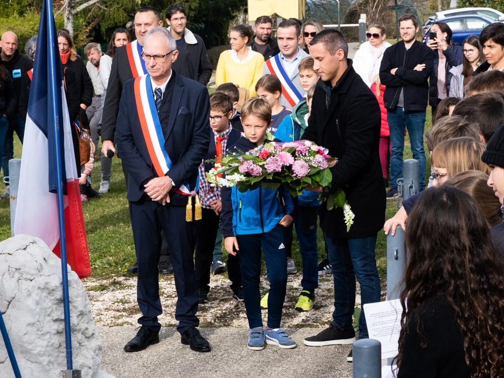 photo des enfants portant une gerbe de fleur